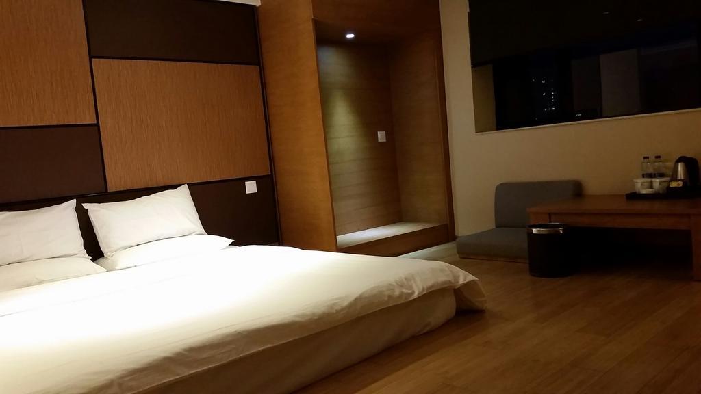 Ji Hotel Wuhan Guanggu Plaza Екстериор снимка