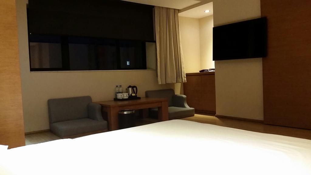 Ji Hotel Wuhan Guanggu Plaza Екстериор снимка