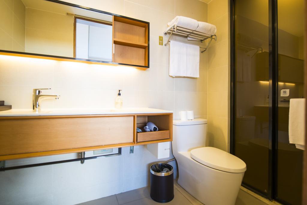 Ji Hotel Wuhan Guanggu Plaza Екстериор снимка