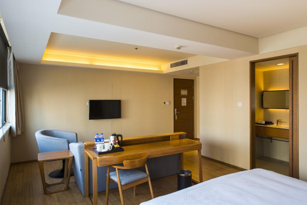 Ji Hotel Wuhan Guanggu Plaza Екстериор снимка