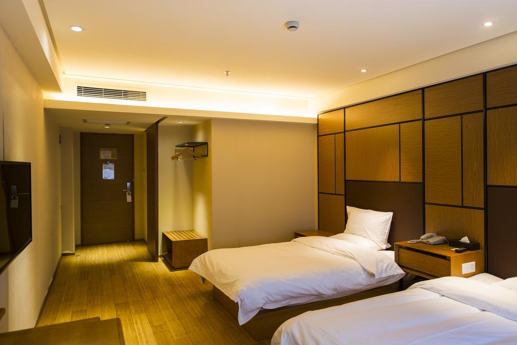 Ji Hotel Wuhan Guanggu Plaza Екстериор снимка