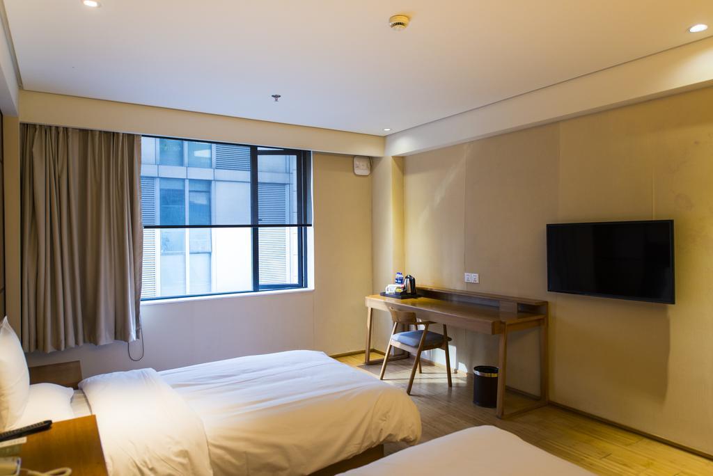 Ji Hotel Wuhan Guanggu Plaza Екстериор снимка