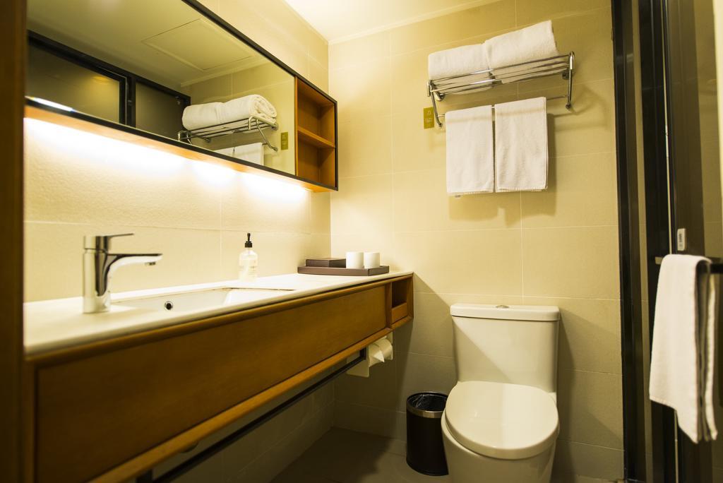 Ji Hotel Wuhan Guanggu Plaza Екстериор снимка