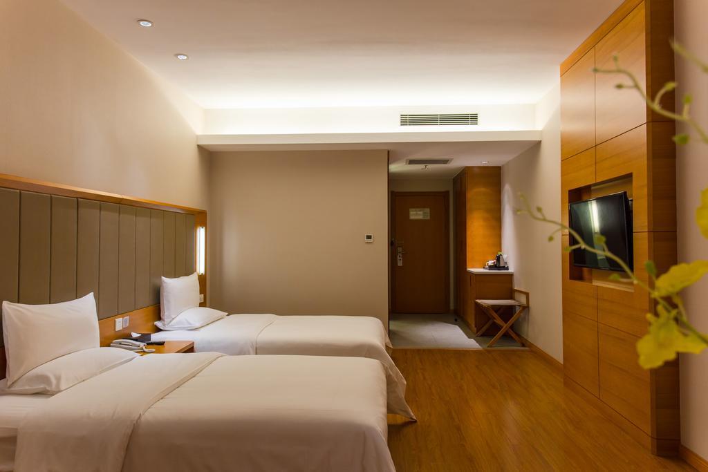 Ji Hotel Wuhan Guanggu Plaza Екстериор снимка