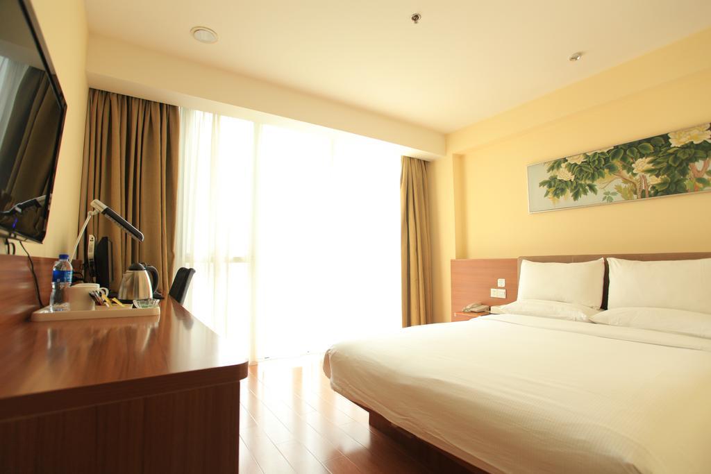 Ji Hotel Wuhan Guanggu Plaza Екстериор снимка