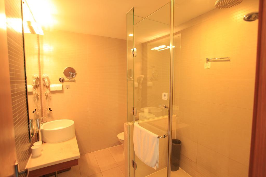 Ji Hotel Wuhan Guanggu Plaza Стая снимка