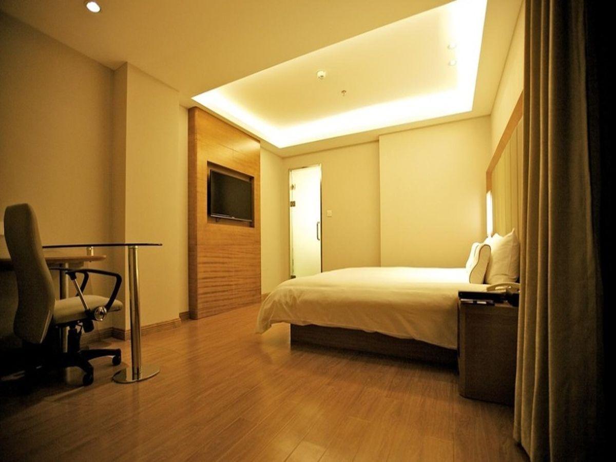 Ji Hotel Wuhan Guanggu Plaza Екстериор снимка