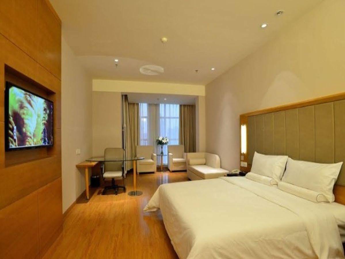 Ji Hotel Wuhan Guanggu Plaza Екстериор снимка